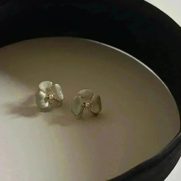 Gradient Phalaenopsis With Pearls Earrings - Picture 6 of 9